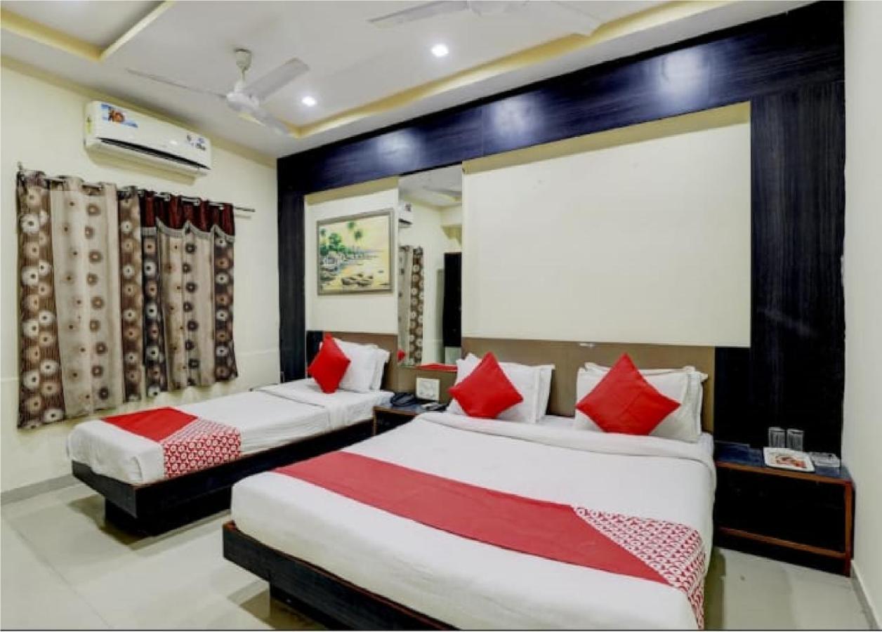 Hotel Krishna Palace 阿穆达巴 外观 照片