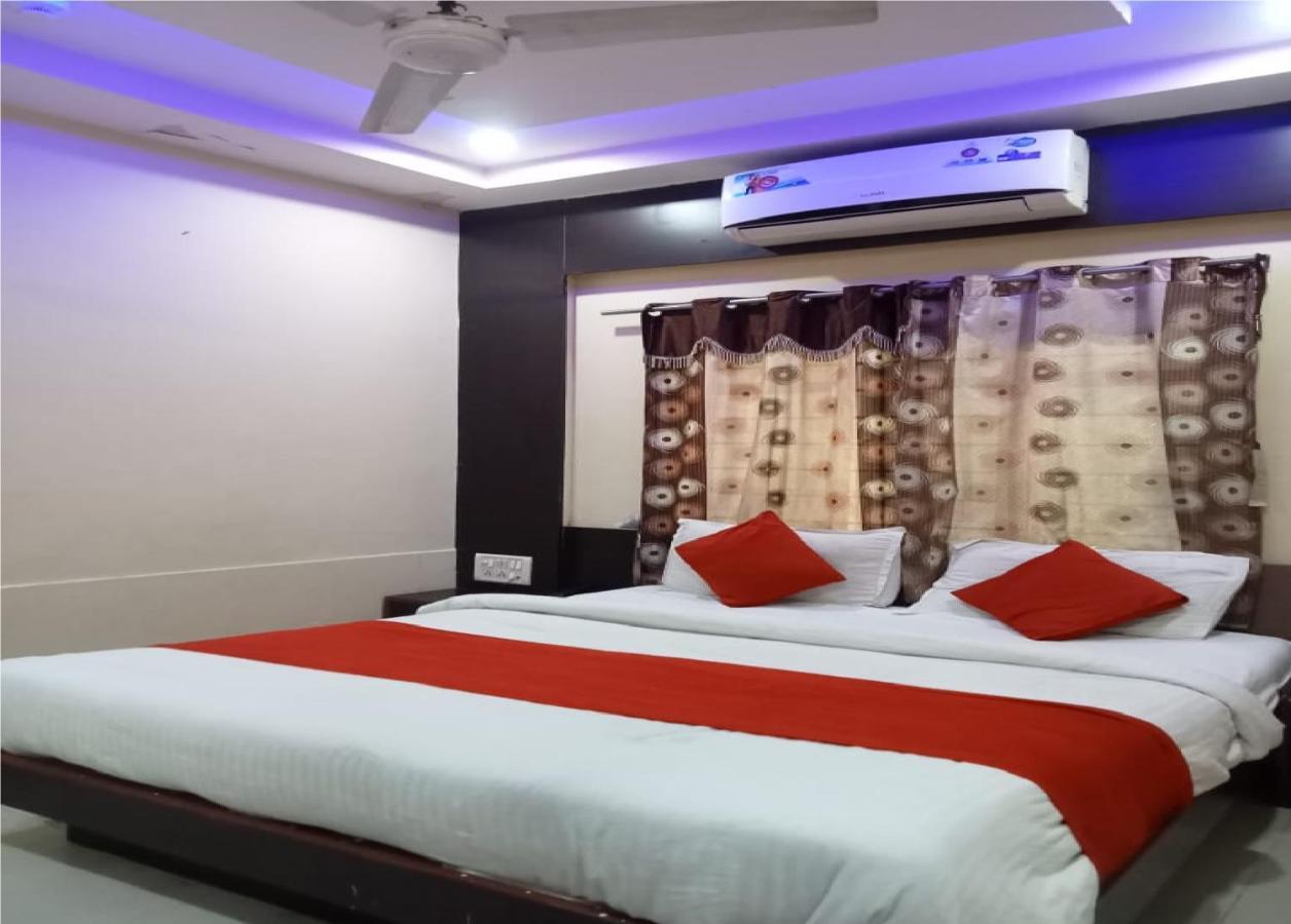 Hotel Krishna Palace 阿穆达巴 外观 照片