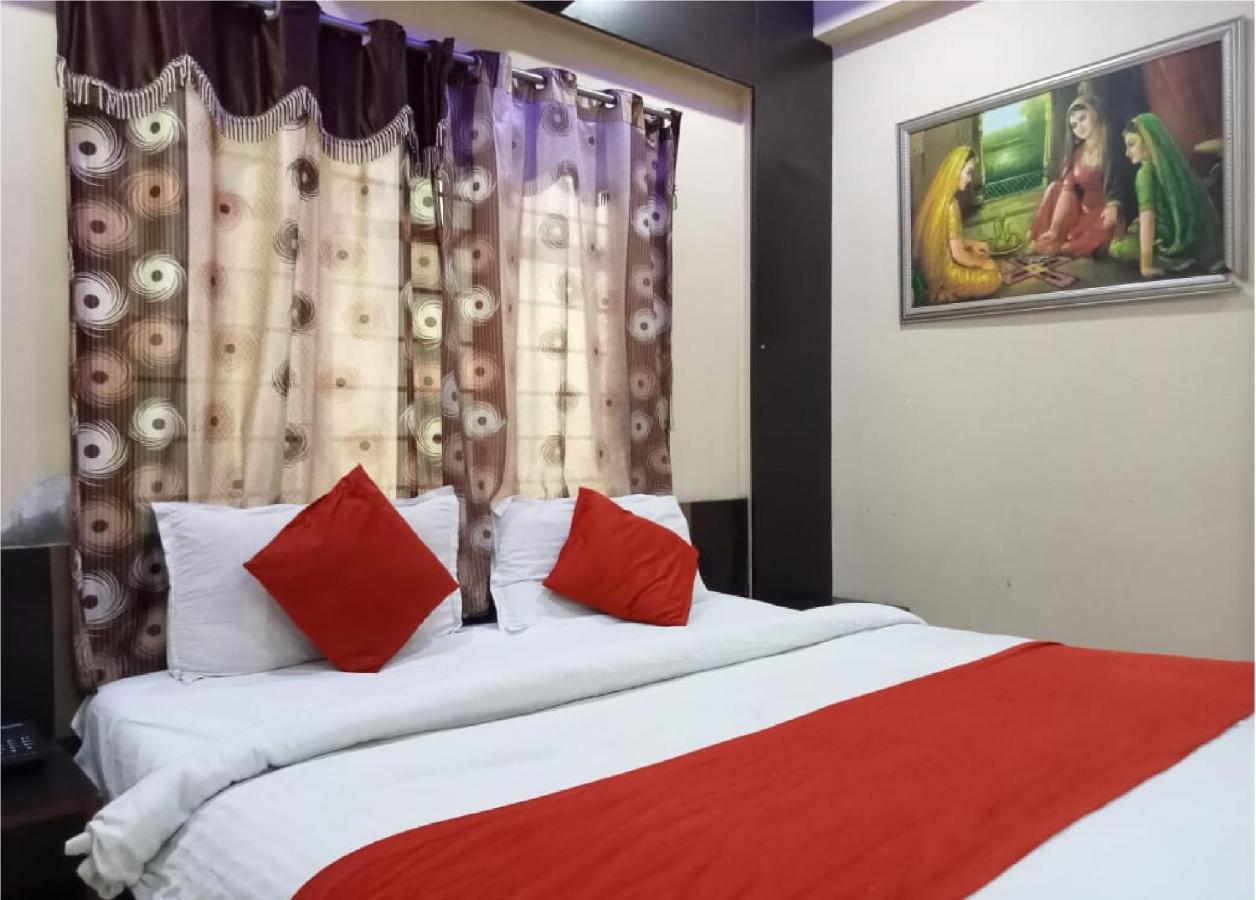 Hotel Krishna Palace 阿穆达巴 外观 照片