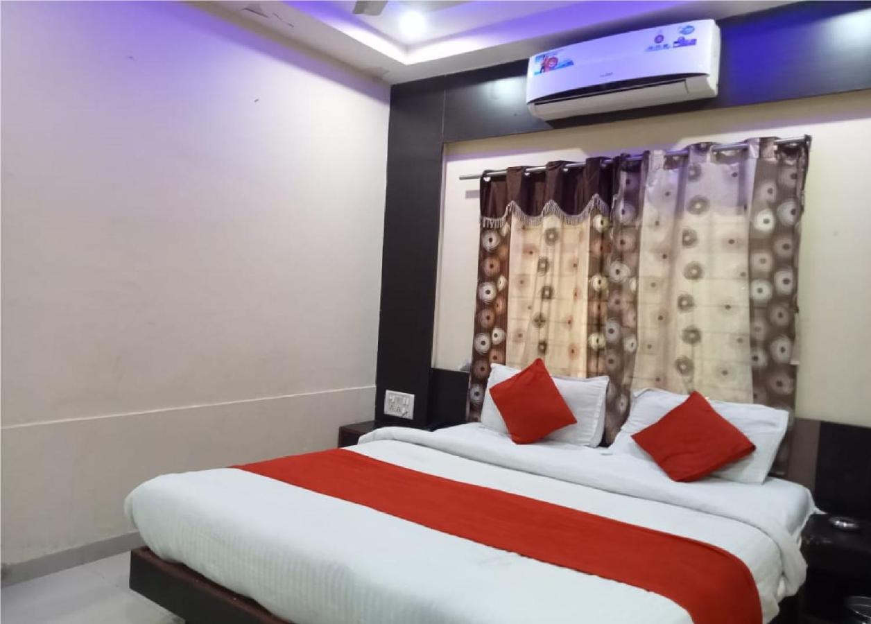 Hotel Krishna Palace 阿穆达巴 外观 照片