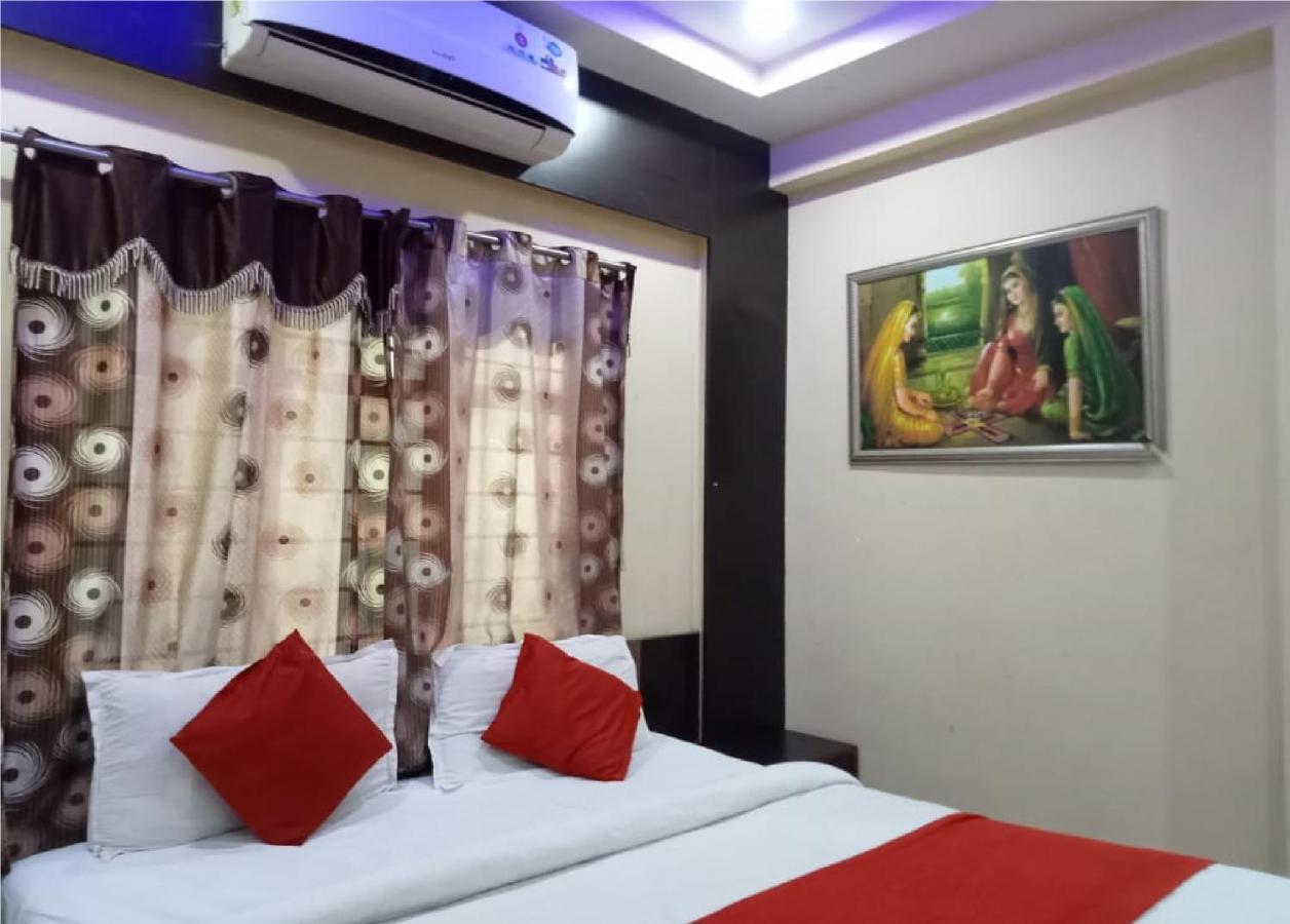 Hotel Krishna Palace 阿穆达巴 外观 照片