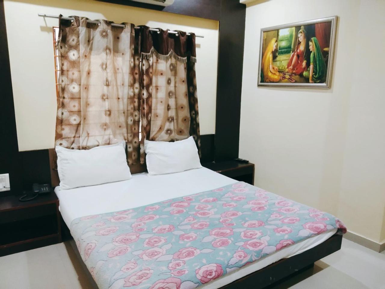 Hotel Krishna Palace 阿穆达巴 外观 照片
